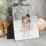 Placa Expositora Primer guión de cobre fotográfico de Navidad compr<br><div class="desc">Conmemorar su compromiso con esta hermosa placa moderna de keepsake. El texto de cobre dice "Nuestra primera Navidad comprometida", con la palabra "comprometida" en elegante escritura falsa de Relieve metalizado con florituras antes y después. Reemplace la imagen de ejemplo con su foto favorita y agregue sus nombres y el año....</div>