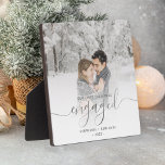 Placa Expositora Primer guión de plata de foto en inglés de Navidad<br><div class="desc">Conmemorar su compromiso con esta hermosa placa moderna de keepsake. El texto dice "Nuestra primera Navidad comprometida", con la palabra "comprometida" en elegante escritura de Relieve metalizado falso plateado con flores antes y después. Reemplace la imagen de ejemplo con su foto favorita y agregue sus nombres y el año. Un...</div>
