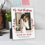 Placa Expositora Primera foto de mamá y bebé de Navidad<br><div class="desc">La primera Navidad del bebé con la placa de keepsake única de la madre con ramas de bayas rojas,  tu foto personalizado y texto de escritura de tipografía moderna roja.          Puede ser un regalo hermoso para una nueva madre.</div>