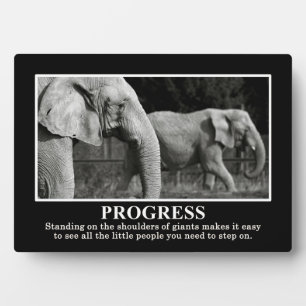 Placa Expositora Progreso de mantenerse en pie sobre los hombros de