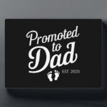 Placa Expositora Promocionado A Dad EST 2025 Es Gracioso Pronto Ser<br><div class="desc">Promocionado A Dad EST 2025 Es Gracioso Pronto Ser Papá</div>