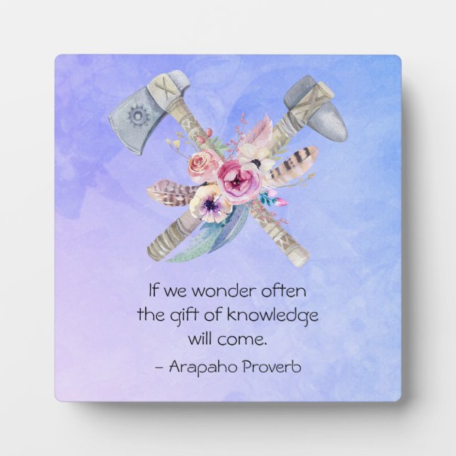 Placa Expositora Proverbio nativo americano de Arapaho con Tomahawk (Frente)