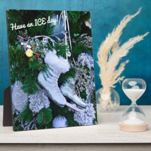 Placa Expositora Purpurina azul y patines de hielo sobre árbol de N