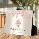 Placa Expositora Purpurina de pastelitos rosados Drin Panadería Pas<br><div class="desc">Presente su mejor auto a sus clientes, con este elegante, sofisticado, sencillo y moderno nombre de negocios personalizado de fácil placa de espalda. Un aguacate dorado brillante, rosa, goteo de purpurinas y tipografía escrita a mano en gris oscuro superponen un oscuro fondo de color dorado falso con champán metálico. Personaliza...</div>
