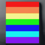 Placa Expositora Rayas arcoiris<br><div class="desc">Este hermoso producto de rayas arcoiris presenta un diseño de creación digital en los colores rojo, naranja, amarillo, verde, azul real, azul cielo y morado. Siéntase libre de añadir sus propias palabras y/o imágenes a través de las grandes herramientas de personalización de Zazzle. Este diseño también está disponible en más...</div>