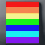 Placa Expositora Rayas arcoiris<br><div class="desc">Este hermoso producto de rayas arcoiris presenta un diseño de creación digital en los colores rojo, naranja, amarillo, verde, azul real, azul cielo y morado. Siéntase libre de añadir sus propias palabras y/o imágenes a través de las grandes herramientas de personalización de Zazzle. Este diseño también está disponible en más...</div>