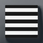 Placa Expositora Rayas Blancas Y Negras De Estilo<br><div class="desc">Las audaces rayas gráficas en blanco y negro, de estilo horizontal o vertical, son un estilo gráfico clásico y moderno que siempre le da un gran regalo personalizado a usted o a alguien especial en su lista, lo que seguro que impresionará en cualquier ocasión festiva. Envíenos un correo electrónico a...</div>