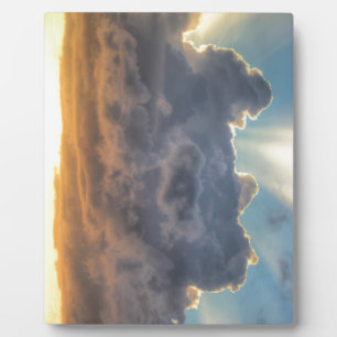 Placa Expositora Rayos de luz al atardecer a través de nubes tormen