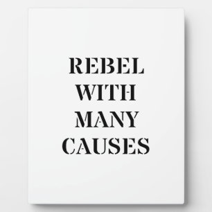 Placa Expositora Rebelde con muchas causas