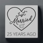 Placa Expositora Recién casado hace 25 años III<br><div class="desc">Diseño bonito, perfecto para todo aquel que haya estado casado durante 25 años y para una ceremonia de renovación de la promesa boda. ¡Es un gran conjunto para las parejas! Cita de 'Acabo de casar hace 25 años' para una pareja que se casó hace 25 años o una pareja que...</div>