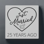 Placa Expositora Recién casado hace 25 años III<br><div class="desc">Diseño bonito, perfecto para todo aquel que haya estado casado durante 25 años y para una ceremonia de renovación de la promesa boda. ¡Es un gran conjunto para las parejas! Cita de 'Acabo de casar hace 25 años' para una pareja que se casó hace 25 años o una pareja que...</div>