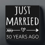 Placa Expositora Recién Casado Hace 30 Años<br><div class="desc">Diseño bonito, perfecto para todo aquel que haya estado casado por 30 años y para una ceremonia de renovación de la promesa boda. ¡Es un gran conjunto para las parejas! Cita de 'Acabo de casar hace 30 años' para una pareja que se casó hace 30 años o una pareja que...</div>