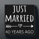 Placa Expositora Recién Casado Hace 40 Años<br><div class="desc">Diseño bonito, perfecto para todo aquel que haya estado casado durante 40 años y para una ceremonia de renovación de la promesa boda. ¡Es un gran conjunto para las parejas! Cita de 'Acabo de casar hace 40 años' para una pareja que se casó hace 40 años o una pareja que...</div>