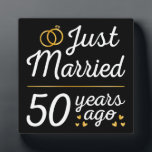 Placa Expositora Recién casado hace 50 años II<br><div class="desc">Diseño bonito, perfecto para todo aquel que haya estado casado por 50 años y para una ceremonia de renovación de la promesa boda. ¡Es un gran conjunto para las parejas! Cita de 'Acabo de casarse hace 50 años' para una pareja que se casó hace 50 años o una pareja que...</div>