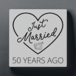 Placa Expositora Recién casado hace 50 años III<br><div class="desc">Diseño bonito, perfecto para todo aquel que haya estado casado por 50 años y para una ceremonia de renovación de la promesa boda. ¡Es un gran conjunto para las parejas! Cita de 'Acabo de casarse hace 50 años' para una pareja que se casó hace 50 años o una pareja que...</div>