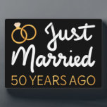 Placa Expositora Recién Casado Hace 50 Años IV<br><div class="desc">Diseño bonito, perfecto para todo aquel que haya estado casado por 50 años y para una ceremonia de renovación de la promesa boda. ¡Es un gran conjunto para las parejas! Cita de 'Acabo de casarse hace 50 años' para una pareja que se casó hace 50 años o una pareja que...</div>
