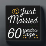 Placa Expositora Recién casado hace 60 años II<br><div class="desc">Diseño bonito, perfecto para todo aquel que haya estado casado durante 60 años y para una ceremonia de renovación de la promesa boda. ¡Es un gran conjunto para las parejas! Cita de 'Acabo de casar hace 60 años' para una pareja que se casó hace 60 años o una pareja que...</div>