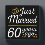 Placa Expositora Recién casado hace 60 años II<br><div class="desc">Diseño bonito, perfecto para todo aquel que haya estado casado durante 60 años y para una ceremonia de renovación de la promesa boda. ¡Es un gran conjunto para las parejas! Cita de 'Acabo de casar hace 60 años' para una pareja que se casó hace 60 años o una pareja que...</div>
