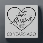 Placa Expositora Recién casado hace 60 años III<br><div class="desc">Diseño bonito, perfecto para todo aquel que haya estado casado durante 60 años y para una ceremonia de renovación de la promesa boda. ¡Es un gran conjunto para las parejas! Cita de 'Acabo de casar hace 60 años' para una pareja que se casó hace 60 años o una pareja que...</div>