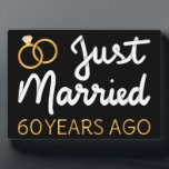 Placa Expositora Recién Casado Hace 60 Años IV<br><div class="desc">Diseño bonito, perfecto para todo aquel que haya estado casado durante 60 años y para una ceremonia de renovación de la promesa boda. ¡Es un gran conjunto para las parejas! Cita de 'Acabo de casar hace 60 años' para una pareja que se casó hace 60 años o una pareja que...</div>