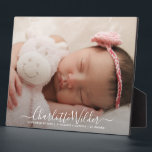 Placa Expositora Recién nacido Foto Script Nombre Birth Stats<br><div class="desc">Placa fotográfica moderna para un chica o un niño. Simplemente utilice esta plantilla para añadir su propia foto personalizado de su propio bebé dulce y personalizarla con el nombre del bebé y las estadísticas de nacimiento en esta elegante tipografía de escritura a la moda.</div>