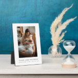 Placa Expositora Recién nacido Simple Y Foto De Mamá<br><div class="desc">Una moderna y linda placa para mantener la foto en el recién nacido. Simplemente reemplace la foto de muestra con su propia foto. ¡Recuerden los primeros días del bebé!</div>