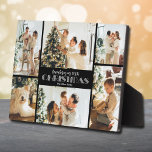 Placa Expositora Recordando el Collage de fotos de los Navidades<br><div class="desc">Un collage de seis fotos, el nombre de tu familia y las palabras "Recordando a nuestros 20XX Navidades" con letras blancas de moda en negro se colocan directamente en el panel de trabajo para una imagen asombrosamente nítida con una superficie limpia y fácil de borrar. Tabletop, en una estantería o...</div>