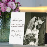 Placa Expositora Recuento de fotos de Sleep in Peace Script<br><div class="desc">Elegante placa de recuerdo de fotos en la amorosa memoria de tu pareja. La redacción de la conmemoración es totalmente editable y actualmente dice "gracias por una vida de amor y felicidad, duerme en paz, querida". Está escrito en escritura manuscrita y tipografía en mayúsculas. Puede conservar o personalizar la mayor...</div>