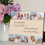 Placa Expositora Recuerde 10 Foto Almond que se ha perdido<br><div class="desc">Placa fotográfica de recuerdo personalizada con una encantadora redacción en tipografía moderna y caligrafía elegante. La plantilla de fotos está configurada para que añadas tus imágenes, que se muestran en formato cuadrado/instagram, en dos filas de cinco, bordeando los bordes largos y enmarcando la cita conmemorativa. La frase dice "te extrañan...</div>