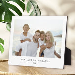 Placa Expositora Recuerdos fotográficos de vacaciones familiares mo<br><div class="desc">Muestra los recuerdos favoritos de tus vacaciones familiares con este diseño de placa de plancha de personalizado de foto. Tiene una plantilla de foto horizontal para seleccionar una foto favorita de vacaciones, junto con una plantilla de texto para etiquetar con la ciudad o el lugar y el año. Este tipo...</div>