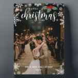 Placa Expositora Red Holly Snowflakes Primer Boda de Navidades<br><div class="desc">Hermosa copo de nieve con el tema Primera Navidad con placa fotográfica de Mr. & Mrs. Last Name impresa con su foto que cubre la placa,  copos de nieve blancos bonitos,  bayas grises con hojas verdes y su nombre y año.</div>