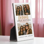 Placa Expositora Regalo de amistad de hermanas de alma de collage d<br><div class="desc">Celebra el vínculo que sólo las hermanas de alma entienden con esta placa de collage de fotos personalizados —perfecta para cumpleaños,  amistades de larga distancia o simplemente porque sí. Personaliza con tus recuerdos favoritos y deja que tu mejor amiga sepa que es tu persona para siempre.</div>