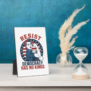 Placa Expositora resistir la democracia no tiene reyes