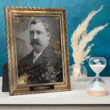 Retrato embrujado | Plaque | Mustache Man