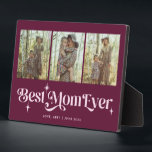 Placa Expositora Retro Stars Cranberry Mejor Collage De Mamá De La<br><div class="desc">Placa retro y única para mantener la foto del día de la madre con 3 fotos tuyas con un texto de tipografía que dice "mejor mamá de todos los tiempos" con estrellas. El fondo es de arándano rojo.</div>