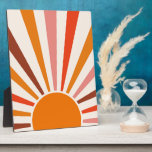 Placa Expositora Retro Sun Rays Naranja de la puesta de sol rojo am<br><div class="desc">Diseño retro de rayos solares en tonos rosa cálido,  marrón y naranja. Rayos de sol naranja retro modernos,  arte abstracto geométrico mañana soleado.</div>