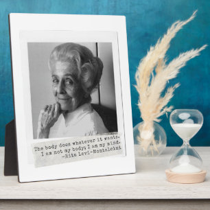 Placa Expositora Rita Levi-Montalcini cita a las mujeres en la cien