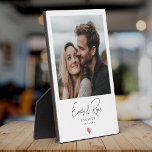 Placa Expositora Rosa de compromiso de pareja de corazón de oro Kee<br><div class="desc">Celebra tu historia de amor con nuestra Invitación de compromiso de pareja Gold Heart Keepsake Photo Plaque! Con un moderno y elegante diseño de corazón dorado, esta placa es la manera perfecta de anunciar su compromiso o conmemorar este momento especial. Personalízalo con tu foto favorita y tu texto personalizado para...</div>