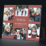 Placa Expositora Rosa polvoriento de nombre de familia de monograma<br><div class="desc">Un collage de seis fotos rodea ramas iniciales y rústicas simples, con un nombre y un año. Hace un gran regalo de mantenimiento. Características destacadas de tu año, las mejores fotos de tu familia, imágenes de nietos, fotos de bodas y más. El elegante fondo polvoriento de los rosas se coordina...</div>