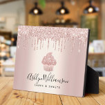 Placa Expositora Rosa Purpurina de torta de oro gotea pastelería Ch<br><div class="desc">Presente su mejor auto a sus clientes, con este elegante, sofisticado, sencillo y moderno nombre de negocios personalizado de fácil placa de espalda. Un pastel de oro brillante, rosa, tipografía manuscrita de escritura y goteo de purpurinas superponen un falso fondo de color rosa metálico oscuro. Personaliza con tu nombre completo...</div>