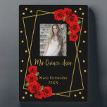 Placa Expositora Rosa Roja Negro y Quinceañera de oro<br><div class="desc">Quinceañera de oro y negro con roses rojos tradicionales vibrantes y tipografía de escritura clásica. Plantilla de foto vía Pixabay bajo licencia CC0 y debe ser reemplazada por su propia foto</div>