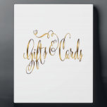 Placa Expositora Rótulo de tabla Boda de regalos y tarjetas de efec<br><div class="desc">Este letrero de mesa boda,  "Regalos y Tarjetas",  diseñado con un magnífico y brillante guión de caligrafía de efecto oro sobre fondo blanco,  le añadirá un toque y personalidad a su día de bodas u otro evento especial en su vida.</div>