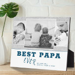 Placa Expositora Rústico azul mejor papá Collage de fotos del Día 3<br><div class="desc">Moqueta de Collage de fotos moderna y rústica azul mejor papá que nunca padre día 3. Fondo gris rústico y blanco con tipografía de moda azul oscuro. Personaliza con 3 fotos favoritas y tus nombres en el dulce mensaje. Las fotos en blanco y negro se ven muy bien en este...</div>