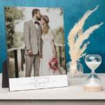Placa Expositora Rústico Boda al aire libre foto de recién casados<br><div class="desc">Una placa de boda de foto para el mantén. Reemplace esta foto de ejemplo con su elegante foto favorita de boda.</div>