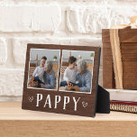 Placa Expositora Rústico Dos Fotos Abuelo Papípico<br><div class="desc">El encantador cartel de madera para el Día del Padre,  los cumpleaños o el Día de los Abuelos presenta dos fotos lado a lado en un fondo rústico con "Pappy" debajo.</div>