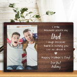 Placa Expositora Rústico gracioso papa poema Personalizado foto Día<br><div class="desc">Sorpresa papá este día de los padres con una placa fotográfica personalizada de 3. "Sonrío porque eres mi DAD, me río porque no hay nada que puedas hacer al respecto". Personaliza esta placa de papá con foto, mensaje y nombre favoritos. Visita nuestra colección para los mejores regalos del día de...</div>