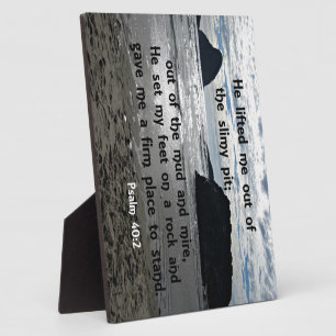 Placa Expositora Salmo 40:2 Me sacó del pozo resbaladizo