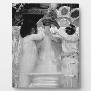 Placa Expositora Sathya Sai Baba Vibhuti Abishekam to Shirdi Idol