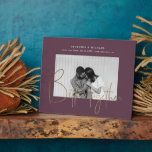 Placa Expositora script de oro una foto guardar el plan de compromi<br><div class="desc">elegante letra de guión en negrita en tres variantes Relieve metalizado dorado,  blanco y negro con varias opciones de color de fondo. Este diseño fotográfico es perfecto para guardar la fecha y las tarjetas de compromiso. Elija entre diferentes opciones en nuestra tienda.</div>