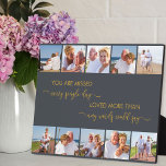 Placa Expositora Se le ha perdido el poema Gray Remembernation Mult<br><div class="desc">Placa fotográfica de recuerdo personalizada con una encantadora redacción en tipografía moderna y caligrafía elegante. La plantilla de fotos está configurada para que añadas tus imágenes, que se muestran en formato cuadrado/instagram, en dos filas de cinco, bordeando los bordes largos y enmarcando la cita conmemorativa. La frase dice "te extrañan...</div>